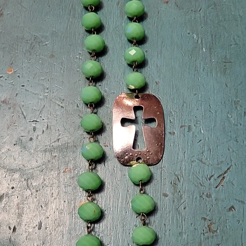 Sea green bead necklace with silver cross pendent 16" Rodeo style - Picture 2 of 4
